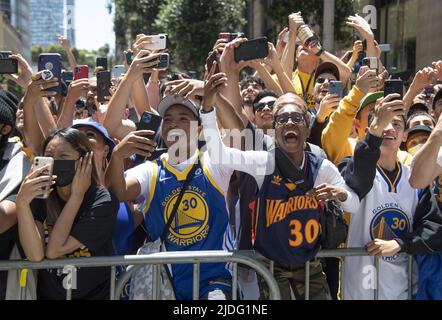 San Francisco, Usa. 20.. Juni 2022. Fans der Golden State Warriors rufen bei einer Parade auf der Market Street zu Ehren der NBA-Meisterschaft des Teams in San Francisco am Montag, den 20. Juni 2022, auf. Foto von Terry Schmitt/UPI Credit: UPI/Alamy Live News Stockfoto