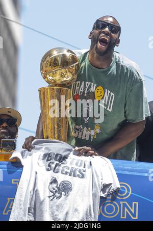 San Francisco, Usa. 20.. Juni 2022. Die Golden State Warriors Draymond Green brüllt mit der Larry O'Brien NBA Championship Trophy während einer Parade auf der Market Street, um das Team am Montag, den 20. Juni 2022 in San Francisco zu ehren. Foto von Terry Schmitt/UPI Credit: UPI/Alamy Live News Stockfoto