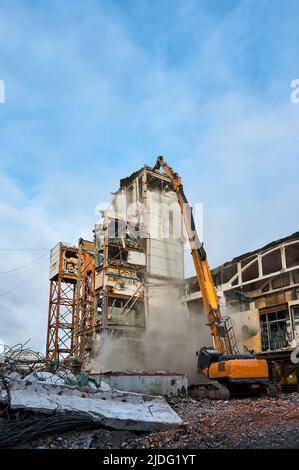 Zerstörung des alten Industriegebäudes durch Baggerzerstörer Stockfoto