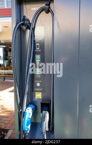 Elektrofahrzeug-EV-Ladekabel in Nahaufnahme eines öffentlichen Ladegeräts von Jolt EV in der Mona Valle High Street, Sydney, Australien Stockfoto