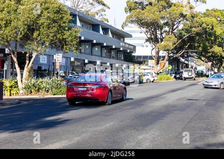 2016 rotes Tesla-Elektroauto des Modells S, das durch Mona Velle, einen Vorort von Sydney, NSW, Australien, fährt Stockfoto