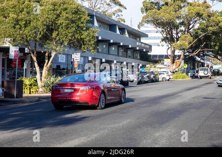 2016 rotes Tesla-Elektroauto des Modells S, das durch Mona Velle, einen Vorort von Sydney, NSW, Australien, fährt Stockfoto