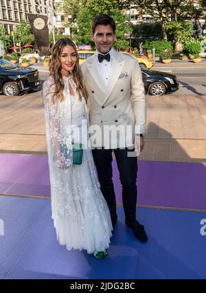 New York, NY - 13. Juni 2022: Olivia Palermo und Johannes Huebl kommen zur Frühjahrsgala des American Ballet Theatre 2022 in die Metropolitan Opera im Lincoln Center Stockfoto