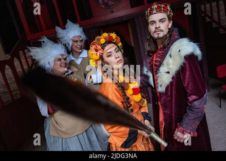 Zinnowitz, Deutschland. 20.. Juni 2022. Schauspieler Annabel Himmelspach (2. von rechts, Nayra, Prinzessin der Jongleure), Tom Herzog (r. Nungur, der König von Vineta), Niklas Schüler (l, Elf) und Lilly Roitsch (Elf) spielen während der Proben des Vineta-Festivals eine Szene aus dem Stück 'Goldfestival der Jongleure'. Im diesjährigen Theaterstück veranstaltet die legendäre Stadt Vineta, die immer vom Untergang im Meer bedroht ist, ein Festival, auch um bedrohliche Geister zu beschwichtigen. Die Premiere findet am 25.06.2022 statt. Quelle: Stefan Sauer/dpa/Alamy Live News Stockfoto