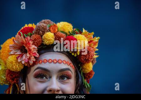 Zinnowitz, Deutschland. 20.. Juni 2022. Die Schauspielerin Annabel Himmelspach (Nayra, Prinzessin der Jongleure) spielt während der Proben des Vineta Festivals eine Szene aus dem Theaterstück „Gold Festival der Jongleure“. Im diesjährigen Theaterstück veranstaltet die legendäre Stadt Vineta, die immer vom Untergang im Meer bedroht ist, ein Festival, auch um bedrohliche Geister zu beschwichtigen. Die Premiere findet am 25.06.2022 statt. Quelle: Stefan Sauer/dpa/Alamy Live News Stockfoto