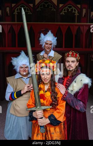 Zinnowitz, Deutschland. 20.. Juni 2022. Schauspieler Annabel Himmelspach (2. von rechts, Nayra, Prinzessin der Jongleure), Tom Herzog (r. Nungur, der König von Vineta), Niklas Schüler (l, elf) und Lilly Roitsch (elf) führen während der Proben des Vineta-Festivals eine Szene aus dem Stück 'Goldfest der Jongleure' auf. Im diesjährigen Theaterstück veranstaltet die legendäre Stadt Vineta, die immer vom Untergang im Meer bedroht ist, ein Festival, auch um bedrohliche Geister zu beschwichtigen. Die Premiere findet am 25.06.2022 statt. Quelle: Stefan Sauer/dpa/Alamy Live News Stockfoto