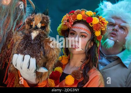 Zinnowitz, Deutschland. 20.. Juni 2022. Die Schauspielerin Annabel Himmelspach (Nayra, Prinzessin der Jongleure) spielt während der Proben des Vineta Festivals eine Szene aus dem Theaterstück „Gold Festival der Jongleure“. Im diesjährigen Theaterstück veranstaltet die legendäre Stadt Vineta, die immer vom Untergang im Meer bedroht ist, ein Festival, auch um bedrohliche Geister zu beschwichtigen. Die Premiere findet am 25.06.2022 statt. Quelle: Stefan Sauer/dpa/Alamy Live News Stockfoto