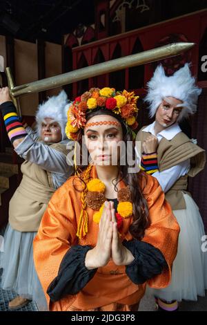 Zinnowitz, Deutschland. 20.. Juni 2022. Die Schauspieler Annabel Himmelspach (M, Nayra, Prinzessin der Jongleure), Niklas Schüler (l, Elf) und Lilly Roitsch (r, Elf) spielen während der Proben des Vineta-Festivals eine Szene aus dem Stück 'Goldfest der Jongleure'. Im diesjährigen Theaterstück findet in der legendären Stadt Vineta, die immer vom Untergang im Meer bedroht ist, ein Festival statt, teilweise um bedrohliche Geister zu beschwichtigen. Die Premiere findet am 25.06.2022 statt. Quelle: Stefan Sauer/dpa/Alamy Live News Stockfoto