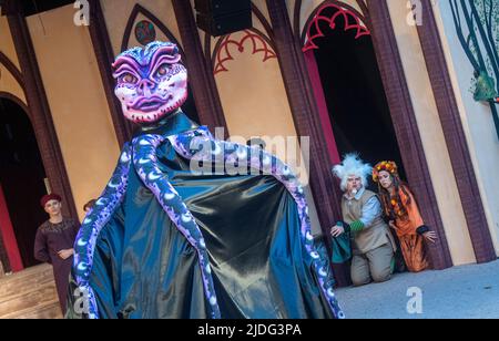 Zinnowitz, Deutschland. 20.. Juni 2022. Schauspieler spielen eine Szene aus dem diesjährigen Theaterstück „Gold Festival der Jongleure“ auf der Vineta-Bühne des Ostseebades. Im diesjährigen Theaterstück veranstaltet die legendäre Stadt Vineta, die immer vom Untergang im Meer bedroht ist, ein Festival, auch um bedrohliche Geister zu beschwichtigen. Die Premiere findet am 25.06.2022 statt. Quelle: Stefan Sauer/dpa/Alamy Live News Stockfoto