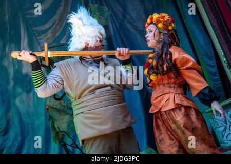 Zinnowitz, Deutschland. 20.. Juni 2022. Die Schauspieler Annabel Himmelspach (r, Nayra, Prinzessin der Jongleure) und Banco Ohlen (l, Elf) führen während der Proben des Vineta-Festivals eine Szene aus dem Stück „Goldfestival der Jongleure“ auf. Im diesjährigen Theaterstück veranstaltet die sagenumwobene Stadt Vineta, die immer mit dem Untergang im Meer bedroht ist, ein Festival, das zum Teil bedrohliche Geister besänftigt. Die Premiere findet am 25.06.2022 statt. Quelle: Stefan Sauer/dpa/Alamy Live News Stockfoto