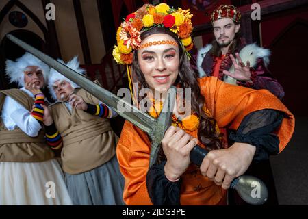 Zinnowitz, Deutschland. 20.. Juni 2022. Die Schauspieler Annabel Himmelspach (2. von rechts, Nayra, Prinzessin der Jongleure), Tom Herzog (rechts, Nungur, der König von Vineta), Niklas Schüler (links, elf) und Lilly Roitsch (elf) führen während der Proben des Vineta-Festivals eine Szene aus dem Stück „Goldfestival der Jongleure“ auf. Im diesjährigen Theaterstück veranstaltet die legendäre Stadt Vineta, die immer vom Untergang im Meer bedroht ist, ein Festival, auch um bedrohliche Geister zu beschwichtigen. Die Premiere findet am 25.06.2022 statt. Quelle: Stefan Sauer/dpa/Alamy Live News Stockfoto