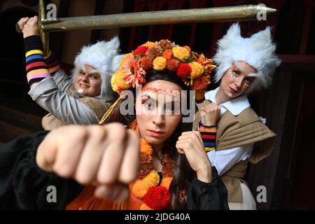 Zinnowitz, Deutschland. 20.. Juni 2022. Die Schauspieler Annabel Himmelspach (M, Nayra, Prinzessin der Jongleure), Niklas Schüler (l, Elf) und Lilly Roitsch (r, Elf) spielen während der Proben des Vineta-Festivals eine Szene aus dem Stück 'Goldfest der Jongleure'. Im diesjährigen Theaterstück findet in der legendären Stadt Vineta, die immer vom Untergang im Meer bedroht ist, ein Festival statt, das zum Teil bedrohliche Geister besänftigt. Die Premiere findet am 25.06.2022 statt. Quelle: Stefan Sauer/dpa/Alamy Live News Stockfoto