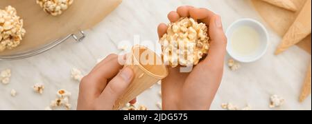 Frau, die leckere Popcornkugeln zubereitet, Draufsicht Stockfoto