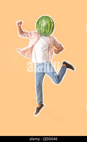 Springender Mann mit reifer Wassermelone anstelle seines Kopfes auf beigem Hintergrund Stockfoto