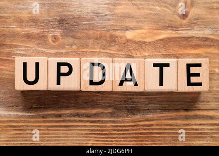Würfel mit Wort-UPDATE auf Holzhintergrund Stockfoto
