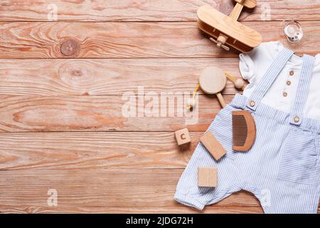 Baby Junge Kleidung und verschiedene Accessoires auf Holzhintergrund Stockfoto