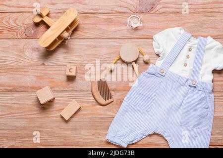 Baby Junge Kleidung und verschiedene Accessoires auf Holzhintergrund Stockfoto