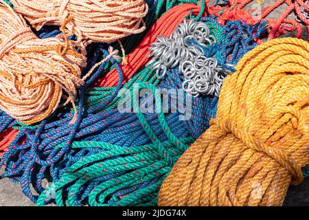 Seile in roten, grünen, gelben und blauen Farben zum Verkauf auf dem Viehmarkt in Cuenca, Ecuador. Stockfoto