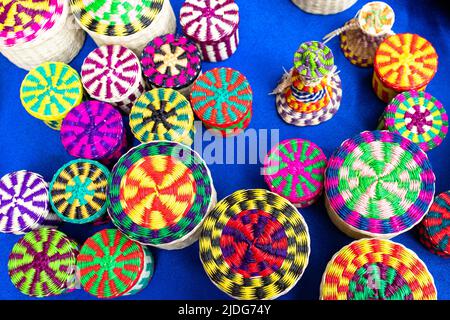 Auf dem Kunsthandwerksmarkt in Cuenca, Ecuador, werden Korbkörbe aus Toquilla-Stroh, Pflanzenfasern und verschiedenen Farben bemalt Stockfoto