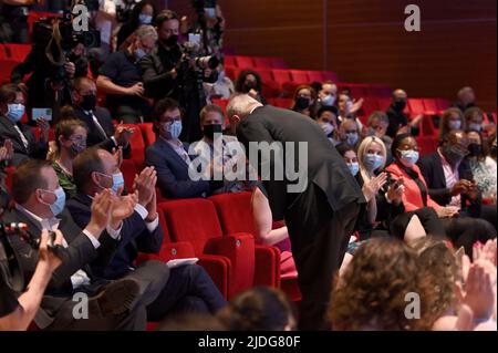 New York, USA. 20.. Juni 2022. Der russische Journalist Dmitri Muratov verneigt sich vor der Versteigerung seiner Friedensnobelmedaille zur Unterstützung der durch den Krieg in der Ukraine vertriebenen Kinder im Times Center, New York, 20. Juni 2022. Der Chefredakteur der russischen Zeitung Nowaja Gazeta, Dmitry Muratov, wurde gemeinsam mit Maria Ressa mit dem Friedensnobelpreis 2021 ausgezeichnet; der Friedensnobelpreis wurde für über $100 Millionen vergeben. (Foto von Anthony Behar/Sipa USA) Quelle: SIPA USA/Alamy Live News Stockfoto