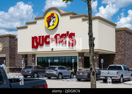 Buc-ees in Texas beheimatet und im südlichen Stil eingerichtet Mega-Supermarkt und Tankstelle in Leeds, Alabama, gleich außerhalb von Birmingham an der I-20. (USA) Stockfoto