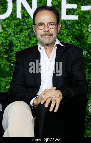 Der Schriftsteller Marc Levy posiert während einer Fotoausstellung für die TV-Show „All things we never said“ beim Monte Carlo TV Festival 61. in Monaco am 20. Juni 2022. Foto von Patrick Aventurier/ABACAPRESS.COM Stockfoto