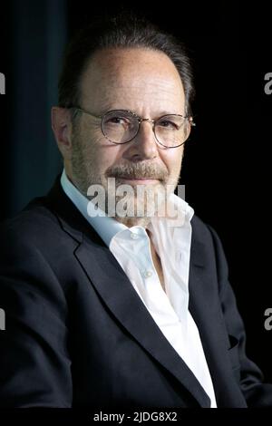 Der Schriftsteller Marc Levy posiert während einer Fotoausstellung für die TV-Show „All things we never said“ beim Monte Carlo TV Festival 61. in Monaco am 20. Juni 2022. Foto von Patrick Aventurier/ABACAPRESS.COM Stockfoto