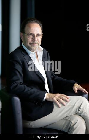 Der Schriftsteller Marc Levy posiert während einer Fotoausstellung für die TV-Show „All things we never said“ beim Monte Carlo TV Festival 61. in Monaco am 20. Juni 2022. Foto von Patrick Aventurier/ABACAPRESS.COM Stockfoto