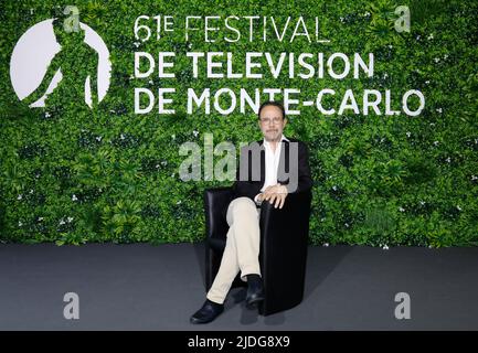 Der Schriftsteller Marc Levy posiert während einer Fotoausstellung für die TV-Show „All things we never said“ beim Monte Carlo TV Festival 61. in Monaco am 20. Juni 2022. Foto von Patrick Aventurier/ABACAPRESS.COM Stockfoto