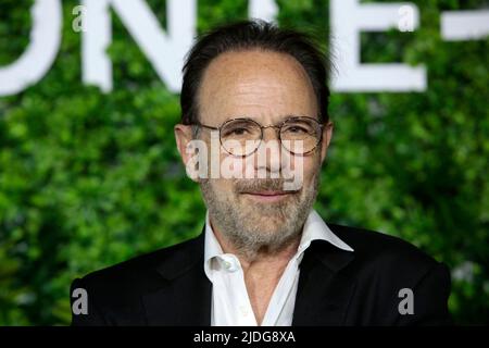 Der Schriftsteller Marc Levy posiert während einer Fotoausstellung für die TV-Show „All things we never said“ beim Monte Carlo TV Festival 61. in Monaco am 20. Juni 2022. Foto von Patrick Aventurier/ABACAPRESS.COM Stockfoto