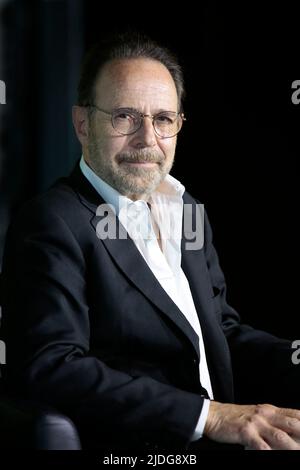 Der Schriftsteller Marc Levy posiert während einer Fotoausstellung für die TV-Show „All things we never said“ beim Monte Carlo TV Festival 61. in Monaco am 20. Juni 2022. Foto von Patrick Aventurier/ABACAPRESS.COM Stockfoto