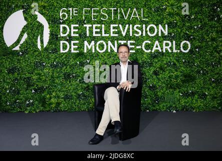 Der Schriftsteller Marc Levy posiert während einer Fotoausstellung für die TV-Show „All things we never said“ beim Monte Carlo TV Festival 61. in Monaco am 20. Juni 2022. Foto von Patrick Aventurier/ABACAPRESS.COM Stockfoto