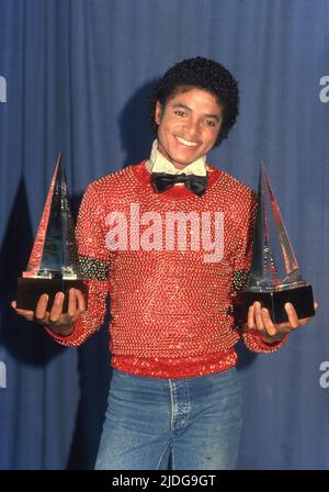 Michael Jackson trägt die beiden American Music Awards, die er für sein Album 'Off The Wall' gewonnen hat, sie sind für Favorite Male Vocalist - Soul and R&B und Favorite Album - Soul and R&B, Los Angeles, 30. Januar 1981. Quelle: Ralph Dominguez/MediaPunch Stockfoto