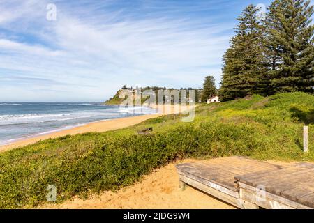 Newport Beach Sydney Australien, blauer Himmel an einem Wintertag im Juni 2022, mit Blick nach Süden entlang Newport Beach in Richtung Sydney Stockfoto