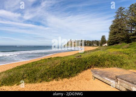 Newport Beach Sydney Australien, blauer Himmel an einem Wintertag im Juni 2022, mit Blick nach Süden entlang des Newport Beach Stockfoto