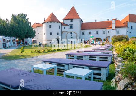 Weiße Wände und rote Fliesen der Altstadt von Varazdin, Kroatien. Sommer 2021. Stockfoto