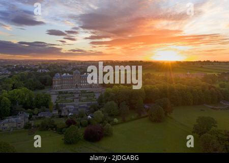 Barnard Castle, Teesdale, County Durham, Großbritannien. 21.. Juni 2022. Wetter in Großbritannien. Heute Morgen geht eine wunderschöne Sommersonnenwende über dem spektakulären Schloss im französischen Stil des Bowes Museums in Barnard Castle auf. Kredit: David Forster/Alamy Live Nachrichten Stockfoto