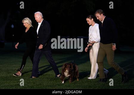 Delaware, USA, 20. Juni 2022. Der US-Präsident Joe Biden mit der First Lady Dr. Jill Biden und seiner Enkelin Naomi Biden und ihrem Verlobten Peter Neal gehen nach dem Wochenende in Delaware am 20. Juni 2022 auf dem South Lawn des Weißen Hauses nach Washington zurück. Quelle: Yuri Gripas/Pool via CNP/MediaPunch Stockfoto