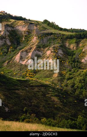 Erodierte Hügel in Montespino, in der Nähe von Pesaro und Urbino in Italien, am Abend vor dem Sonnenuntergang Stockfoto