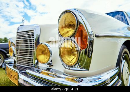 Weißer Mercedes Benz 220 auf Retro-Automobilausstellung, 1960 Jahre. Oldtimer im Retro-Stil. Katy Wroclawskie, Polen - 28. Mai 2022 Stockfoto