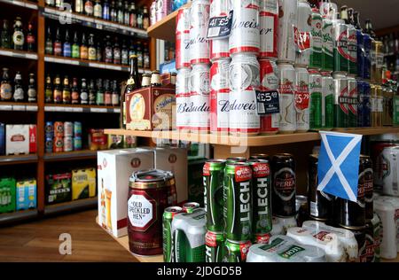 Aktenfoto vom 01/05/18 von Alkohol zum Verkauf in einer Auslizenzierung in Edinburgh. Laut Public Health Scotland (PHS) ist die Wahrscheinlichkeit alkoholbedingter Todesfälle in Schottland unter den am stärksten benachteiligten Gruppen fünfmal höher. Ausgabedatum: Dienstag, 21. Juni 2022. Stockfoto