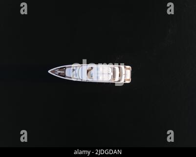 Luxus Freizeit Motoryacht Marine Kreuzfahrt Schiff über oben nach unten Luftdrohne Ansicht. Motorisierte Freizeit Mega Transport Schiff Boot. Stockfoto