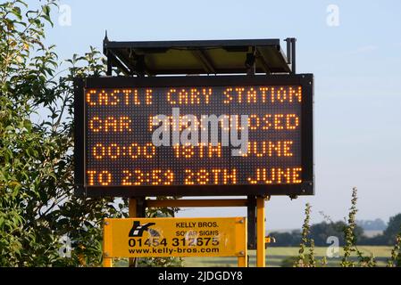 Castle Cary, Somerset, Großbritannien. 21.. Juni 2022. Elektronisches Informationsschild an der Castle Cary Station in Somerset, das sich auf den Zustrom von Menschenmengen vorbereitet, die am ersten Tag des RMT-Eisenbahnstreiks zum Glastonbury Festival gehen. Der erste Zug mit Festivalbesuchern wird heute gegen Mittag erwartet. Bildnachweis: Graham Hunt/Alamy Live News Stockfoto