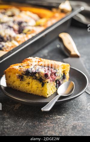 Hausgemachter Biskuitkuchen mit Obst. Der süße fruchtige Kuchen. Stockfoto