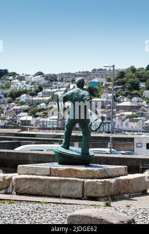 Lost at Sea Monument mit der Statue eines Fischers, der ein Seil wirft, befindet sich an der Strandpromenade von Newlyn Cornwall Stockfoto