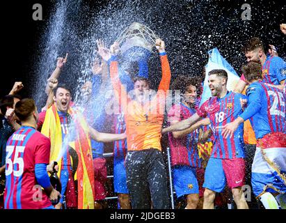 Köln, Deutschland. 19.. Juni 2022. Siegerehrung, Jubel Team Barca mit dem Pokal, den der Torwart Gonzalo PEREZ DE VARGAS (Barca) hält, Team, Champagnerdusche Handball Champions League Finale 4, Finale FC Barcelona (Barca) gegen Lomza Vive Kielce 37:35 nach sieben Metern, am 19.. Juni 2022 in Köln, Deutschland. â Credit: dpa/Alamy Live News Stockfoto