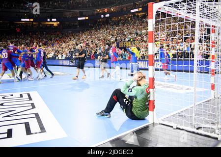 Köln, Deutschland. 19.. Juni 2022. Goalwart Andreas WOLFF (Kielce) sitzt nach dem Spiel enttäuscht über den Torpfosten, im Hintergrund die Spieler von Barca Cheer, Handball Champions League Final Four, Finale FC Barcelona (Barca) gegen Lomza Vive Kielce 37:35 nach sieben Metern, am 19.06.2022 in Köln, Deutschland. â Credit: dpa/Alamy Live News Stockfoto