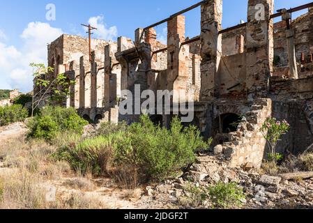 Verfallene Fassaden und rostige Metallteile in den Ruinen der verlassenen Erzmine Naracauli in der Nähe von Ingurtosu, Costa Verde, Sardinien, Italien Stockfoto