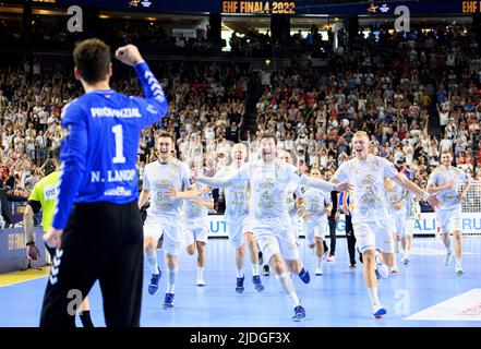 Zum letzten Jubel Kiel läuft das Team gegen den Torwart Niklas LANDIN (KI), links nach rechts gegen den Torwart Niklas LANDIN (KI), Bjarte MYRHOL (KI), Mykola BILYK (KI), Patrick WIENCEK (KI), Domagoj DUVNJAK (KI), Sven EHRIG (KI), Handball Champions League Finale 4, Spiel um 3.. Platz. THW Kiel (KI) gegen Telekom Veszprem (Vesz), am 19.. Juni 2022 in Köln. Â Stockfoto