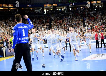 Zum letzten Jubel Kiel läuft das Team gegen den Torwart Niklas LANDIN (KI), links nach rechts gegen den Torwart Niklas LANDIN (KI), Bjarte MYRHOL (KI), Mykola BILYK (KI), Patrick WIENCEK (KI), Domagoj DUVNJAK (KI), Sven EHRIG (KI), Handball Champions League Finale 4, Spiel um 3.. Platz. THW Kiel (KI) gegen Telekom Veszprem (Vesz), am 19.. Juni 2022 in Köln. Â Stockfoto